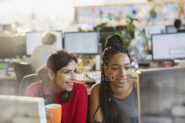 Reunião de mulheres de negócios, trabalhando no computador no escritório — Fotografia de Stock