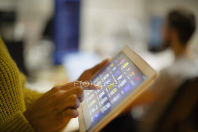 Cerca de la mujer utilizando la pantalla táctil tableta digital - foto de stock