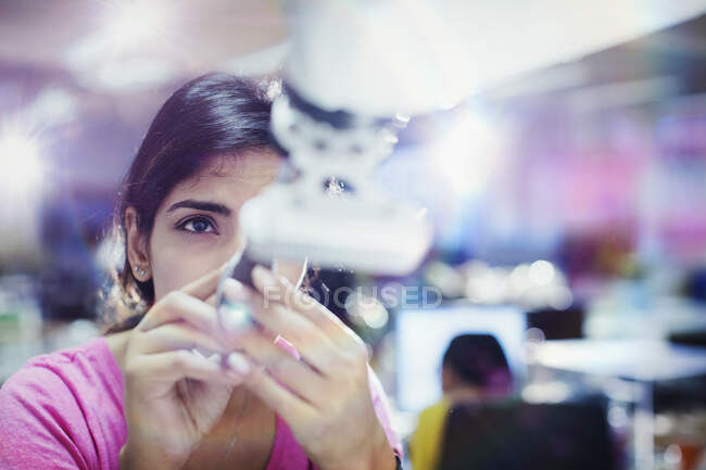 Ingénieur femelle focalisée réparation bras robotique — Photo de stock