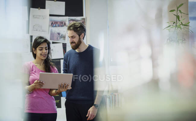 Креативные бизнесмены с использованием цифрового планшета, планирование в офисе — стоковое фото