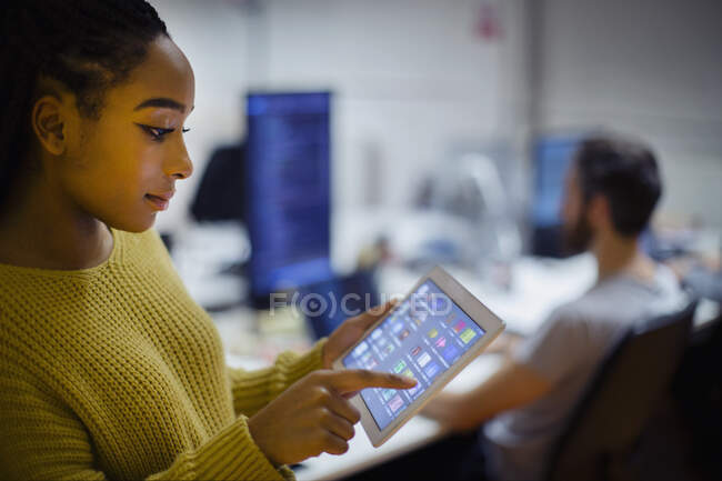 Бизнесвумен, использующая цифровой планшет в офисе — стоковое фото