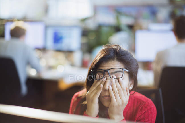 Fatiguée, stressée femme d'affaires frotter les yeux dans le bureau — Photo de stock