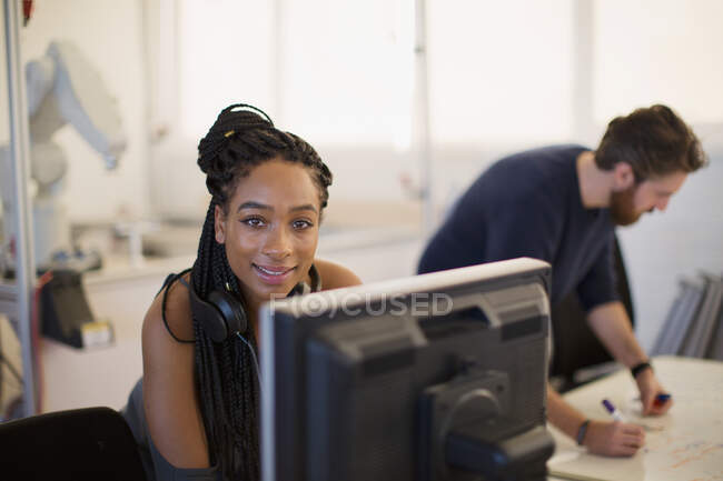 Портрет впевнена жінка-інженер, що працює за комп'ютером в офісі — стокове фото