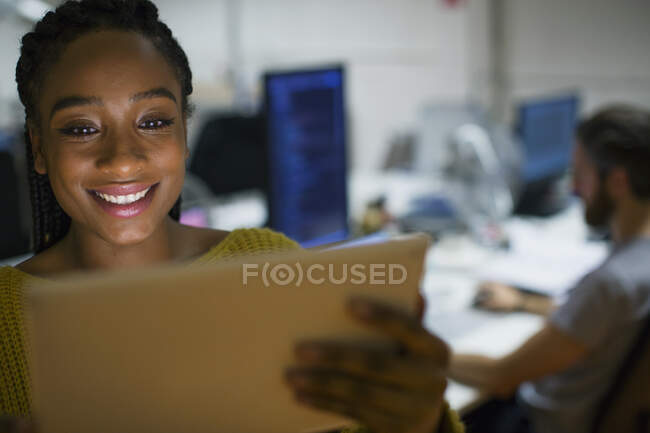 Empresária sorridente usando tablet digital no escritório — Fotografia de Stock