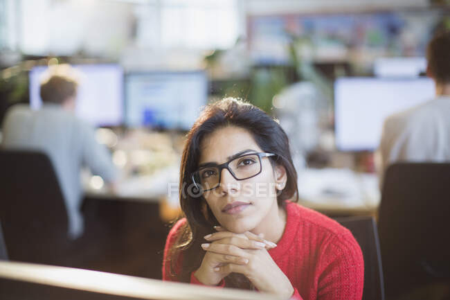 Retrato serio, mujer de negocios reflexiva que trabaja en la oficina - foto de stock