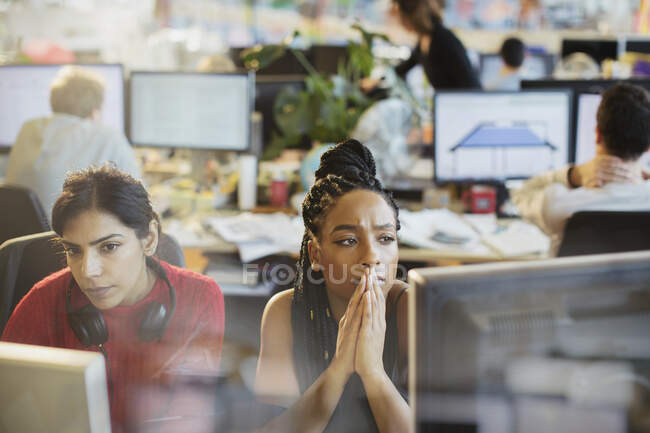 Seriöse Geschäftsfrauen arbeiten im Büro am Computer — Stockfoto