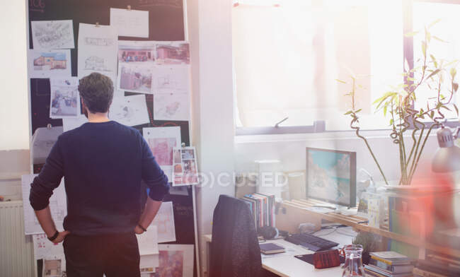 Planejamento do arquiteto masculino no escritório — Fotografia de Stock