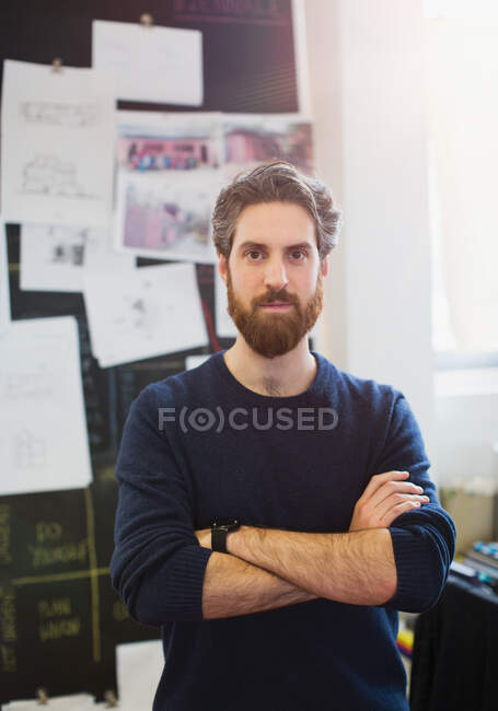 Portrait confiant, architecte masculin déterminé au bureau — Photo de stock
