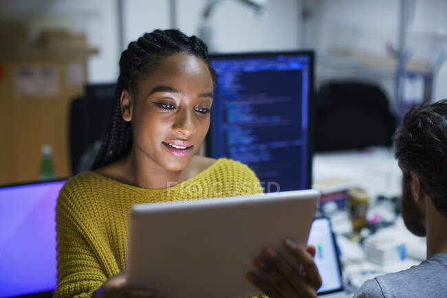 Programador de computador feminino usando tablet digital no escritório — Fotografia de Stock