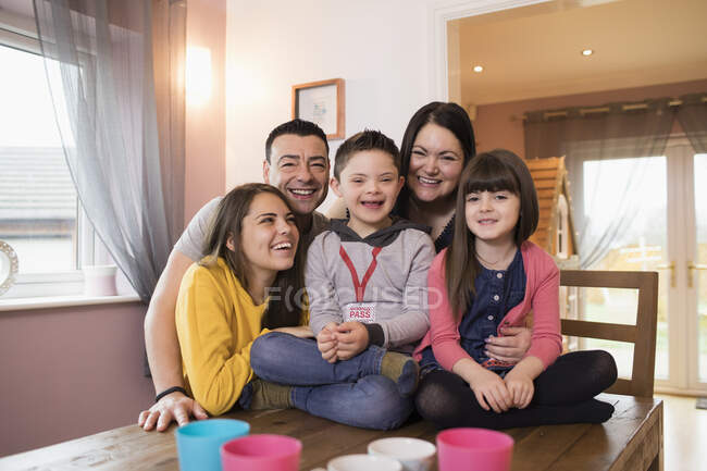 Портрет счастливая семья с синдромом Дауна ребенка — стоковое фото