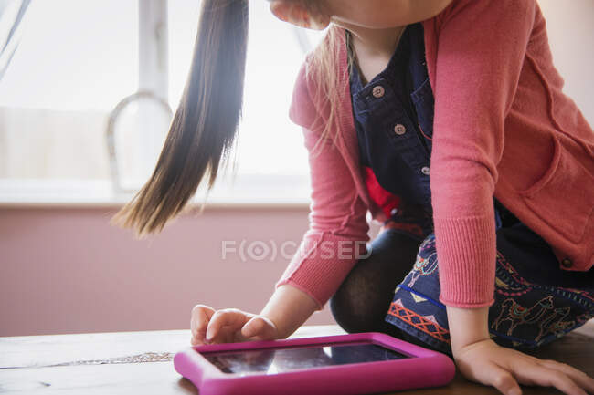 Fille en utilisant une tablette numérique — Photo de stock