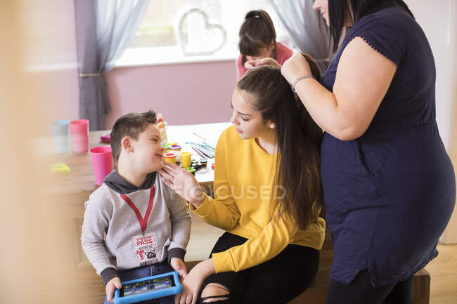 Down Syndrome family bonding in dining room — Stock Photo