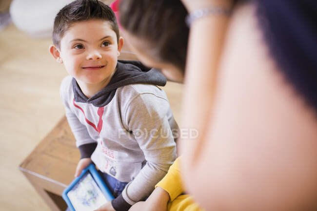 Усміхнений хлопчик з синдромом Дауна — стокове фото