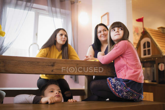 Familia esperando en la mesa de comedor - foto de stock