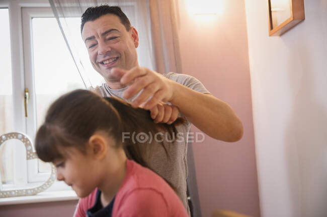 Menino escovar o cabelo da filha no banheiro — Fotografia de Stock