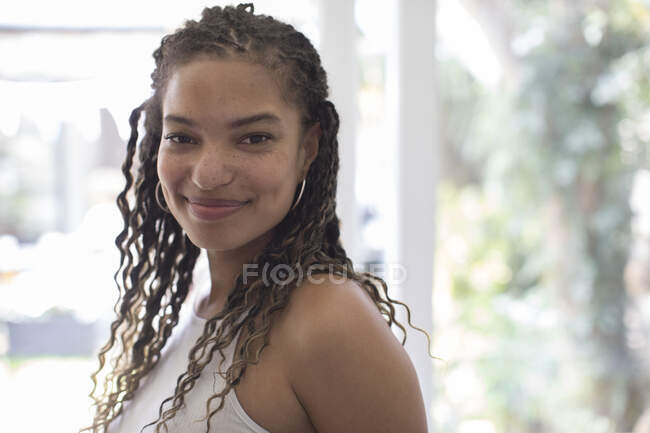 Porträt selbstbewusste schöne junge Frau mit lockigem Haar — Stockfoto