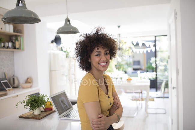 Retrato feliz mujer joven en la cocina - foto de stock