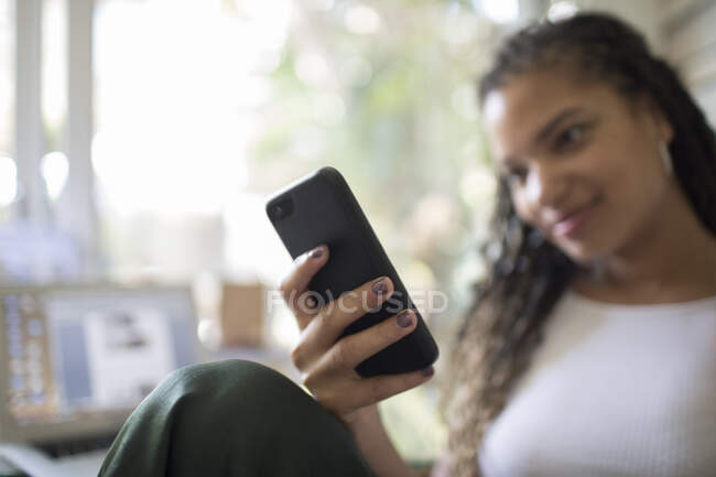 Jovem mulher usando telefone inteligente — Fotografia de Stock