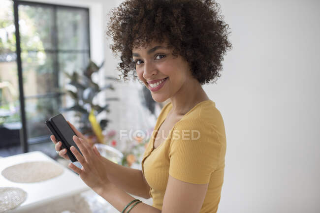 Ritratto felice giovane donna utilizzando smartphone — Foto stock