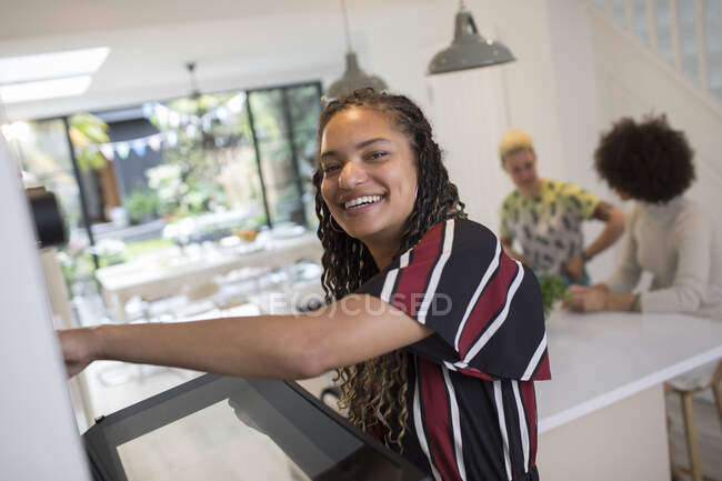 Porträt glückliche junge Frau kocht Küche — Stockfoto