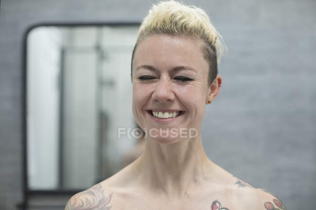 Retrato mulher despreocupada feliz com tatuagens rindo no banheiro — Fotografia de Stock