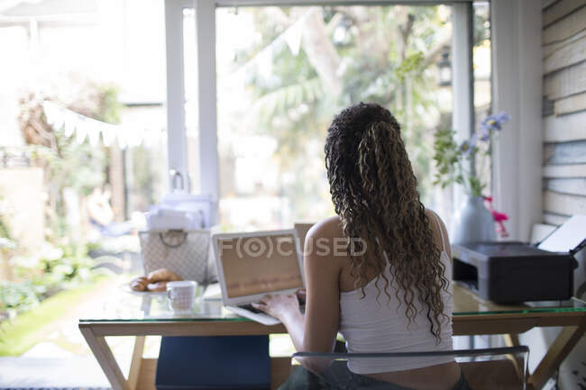 Jovem freelancer feminino trabalhando no laptop em casa escritório — Fotografia de Stock