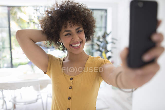 Щаслива впевнена молода жінка бере селфі з смартфоном — стокове фото