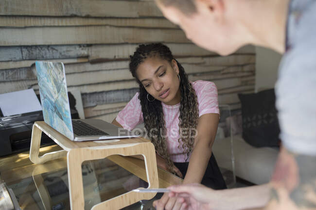 Jóvenes empresarias que trabajan en el hogar - foto de stock