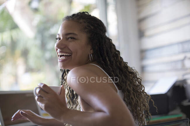 Felice giovane donna ridendo — Foto stock