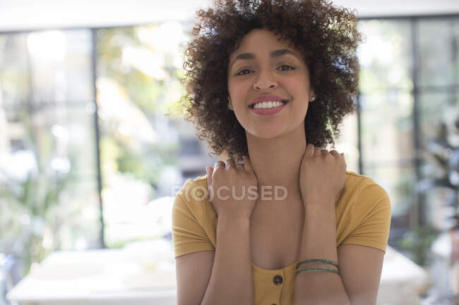 Портрет уверенной улыбающейся молодой женщины — стоковое фото