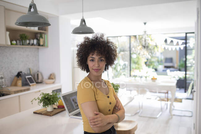 Портрет молодой женщины-фрилансера на кухне — стоковое фото