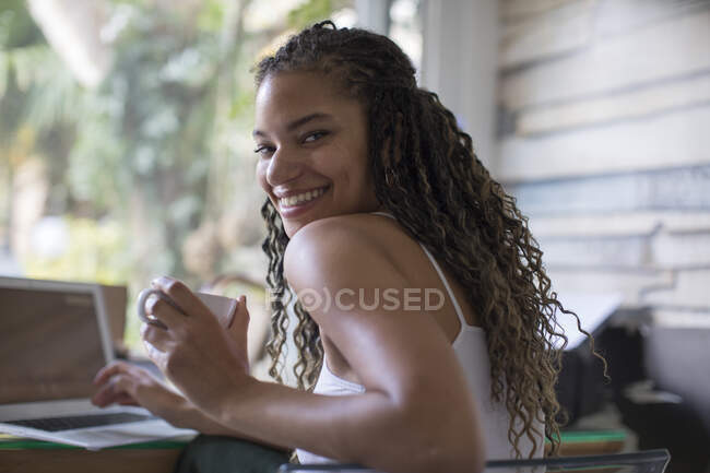 Retrato feliz jovem freelancer feminino trabalhando no laptop — Fotografia de Stock