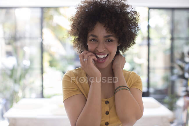 Retrato feliz confiante jovem mulher — Fotografia de Stock
