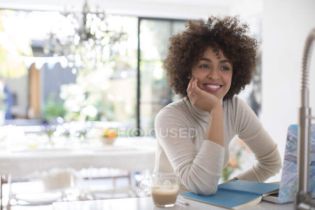 Sorrindo confiante jovem freelancer feminino trabalhando no laptop — Fotografia de Stock
