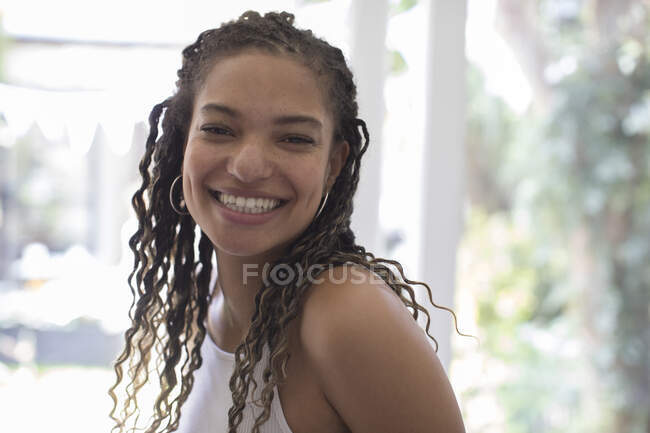 Portrait belle jeune femme enthousiaste souriante — Photo de stock