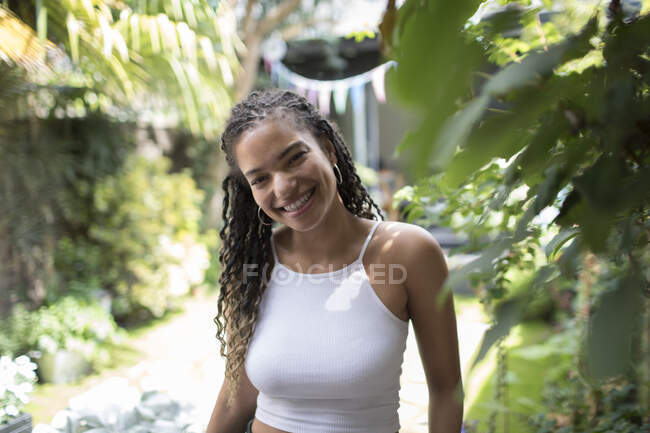 Retrato feliz bela jovem mulher no jardim — Fotografia de Stock