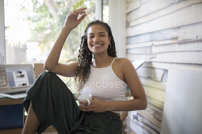 Портрет щасливої безтурботної молодої жінки в домашньому офісі — стокове фото