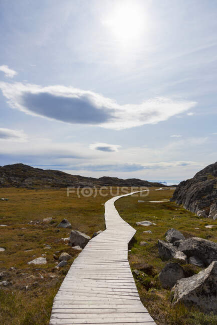 Sonniger Fußweg durch abgelegene Landschaft Grönlands — Stockfoto