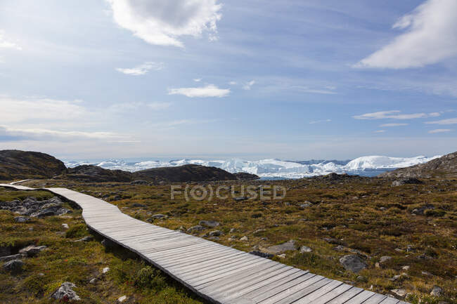 Sentiero pedonale che conduce verso gli iceberg sulla costa remota della Groenlandia — Foto stock