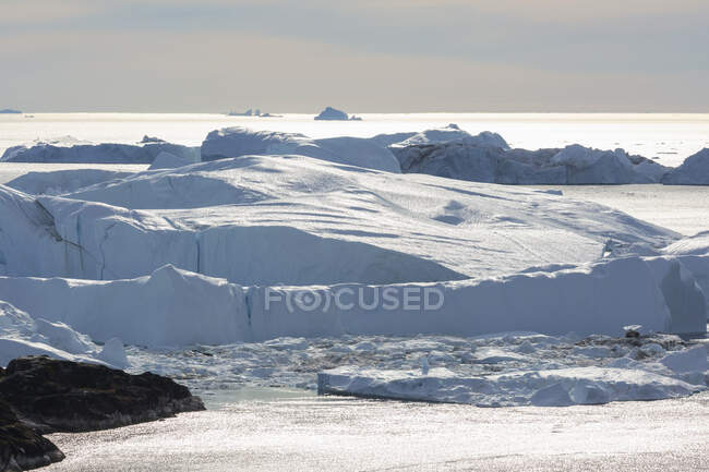 Сонячний краєвид танення льодовика Атлантичний океан Гренландія — стокове фото