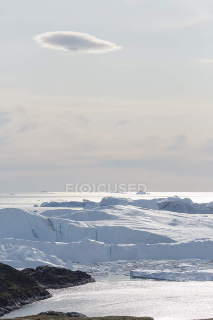 Vista panoramica soleggiata ghiaccio glaciale sciogliersi Oceano Atlantico Groenlandia — Foto stock