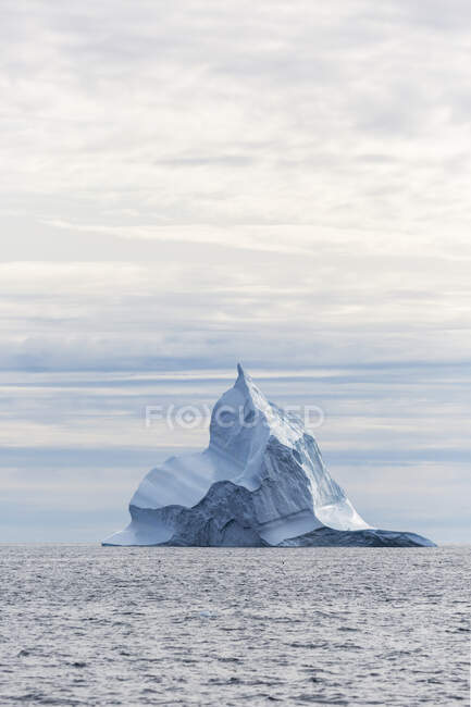 Majestuosa formación de iceberg sobre el Océano Atlántico Groenlandia - foto de stock
