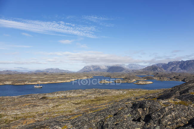 Vista panoramica soleggiato maestoso paesaggio remoto Disko Bay Groenlandia — Foto stock