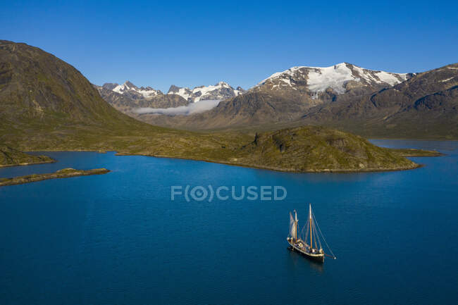 Корабель, пришвартований у мальовничій затоці Діско Ґренландія. — стокове фото