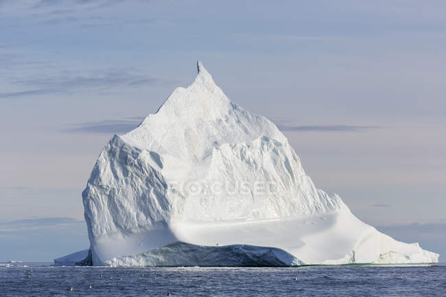 Majestuoso iceberg blanco en el soleado océano Groenlandia - foto de stock