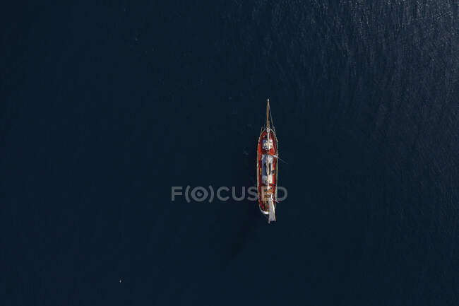 Vista desde arriba del barco que navega en el Océano Atlántico - foto de stock