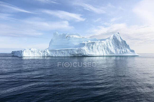 Majestuosa formación de iceberg sobre el azul del Océano Atlántico Groenlandia - foto de stock