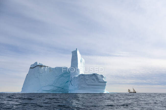 Majestosa formação de iceberg sobre o ensolarado Oceano Atlântico Groenlândia — Fotografia de Stock