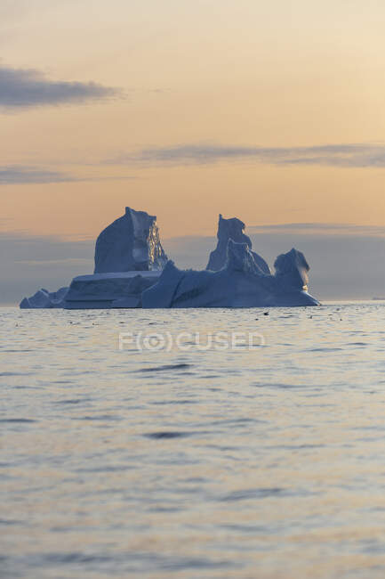 Majestätische Eisbergformation auf dem Atlantik bei Sonnenuntergang Grönland — Stockfoto