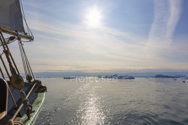Veleiro no ensolarado Oceano Atlântico com icebergs derretendo Groenlândia — Fotografia de Stock